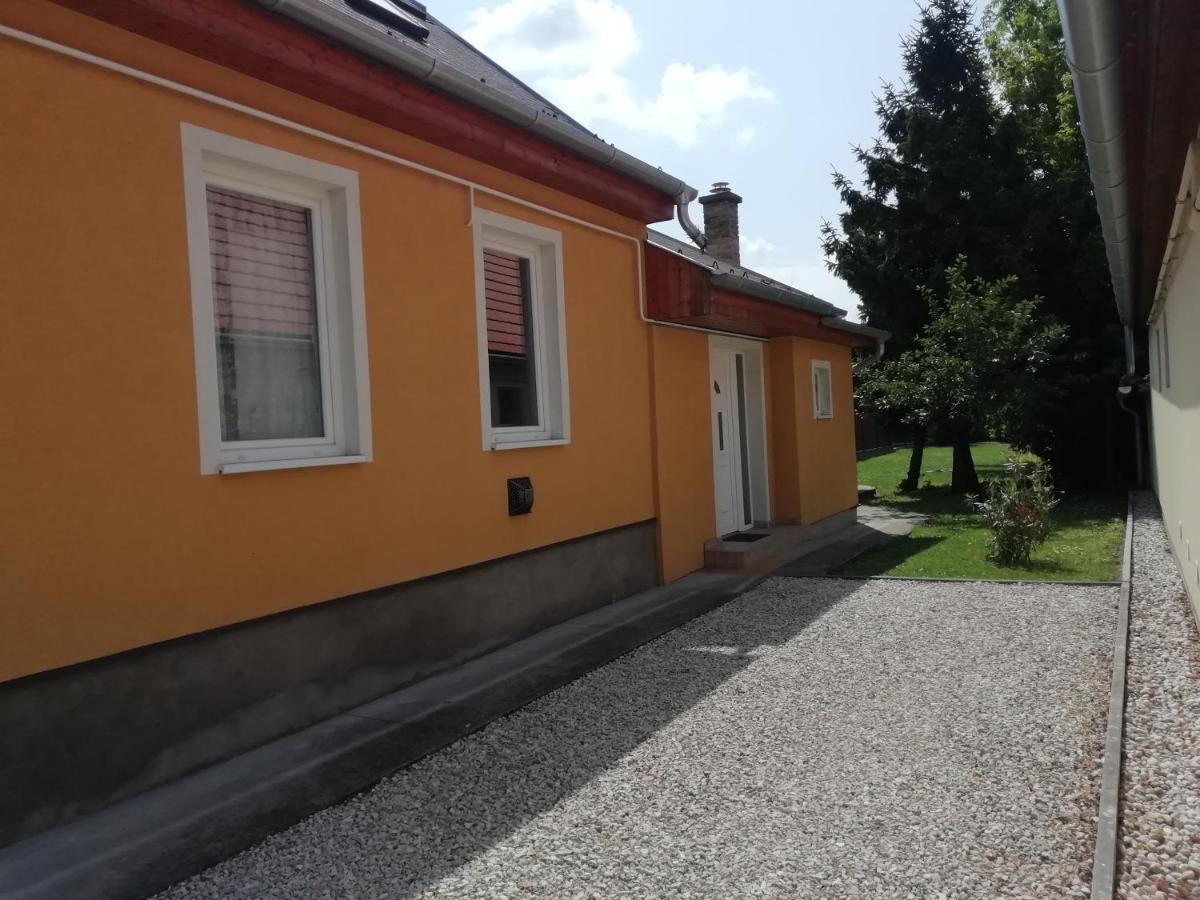 Eoetvoes Nyaralo Villa Siofok Exterior photo